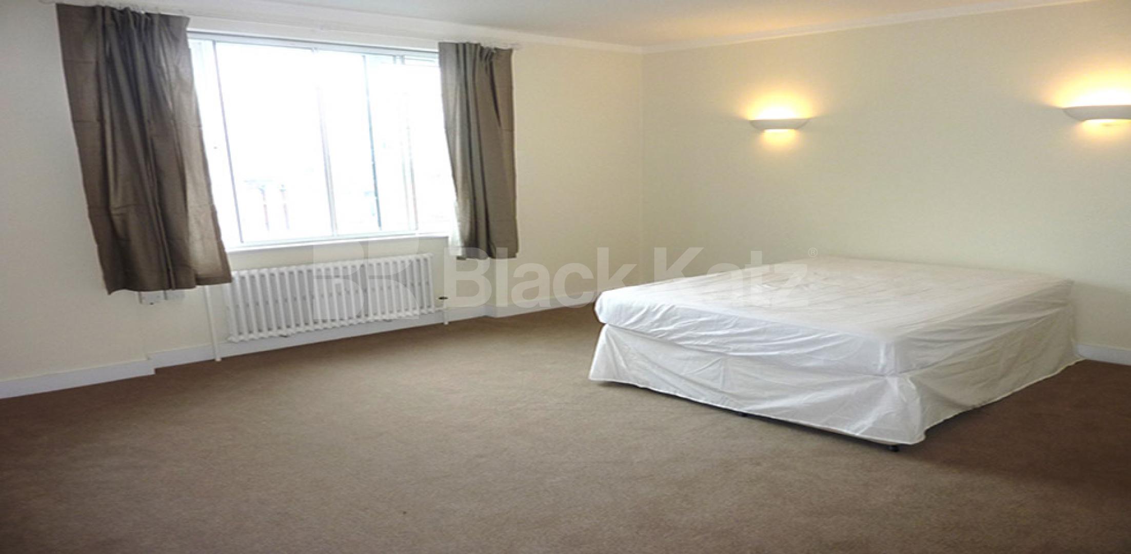 			FOUR DOUBLE BEDROOMS!!!, 4 Bedroom, 1 bath, 1 reception Flat			 Finchley Road, FINCHLEY ROAD